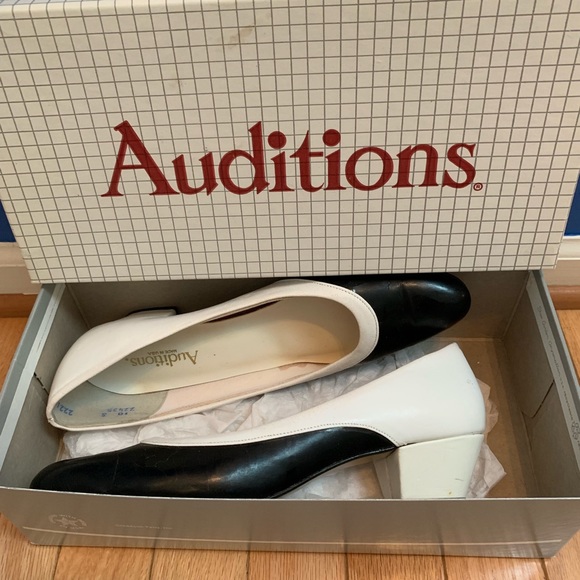 Auditions Vintage Black & White Pump Heels Narrow - Picture 8 of 8